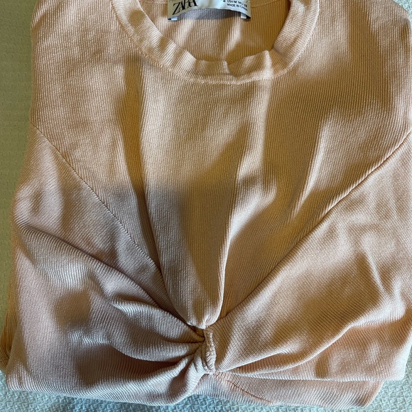 Zara top
Powder color
Medium - Picture 4 of 4